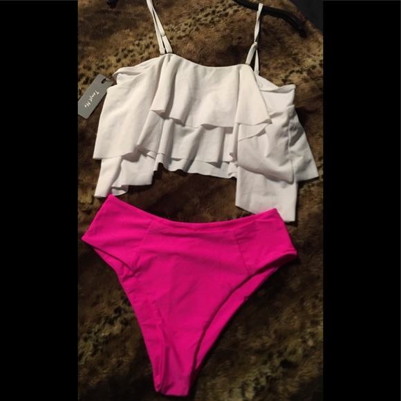 Flattering 2-Pc Medium Fluttering Top Pink Bottoms - Picture 2 of 7